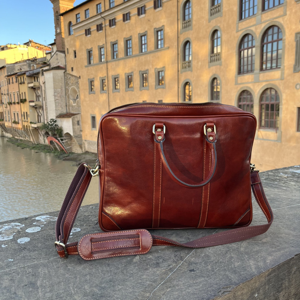 Leather bag made of vegetable tanned leather