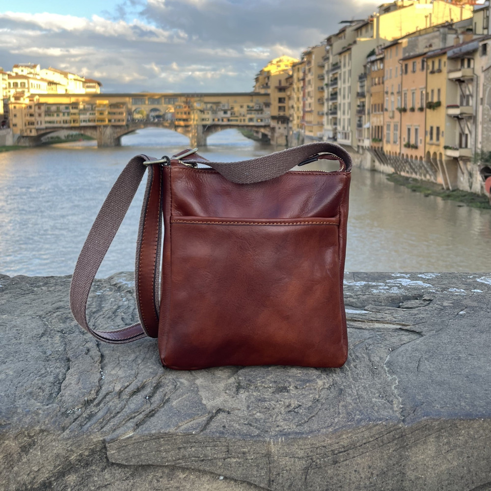 Borsa in pelle di vitello tamponata a mano